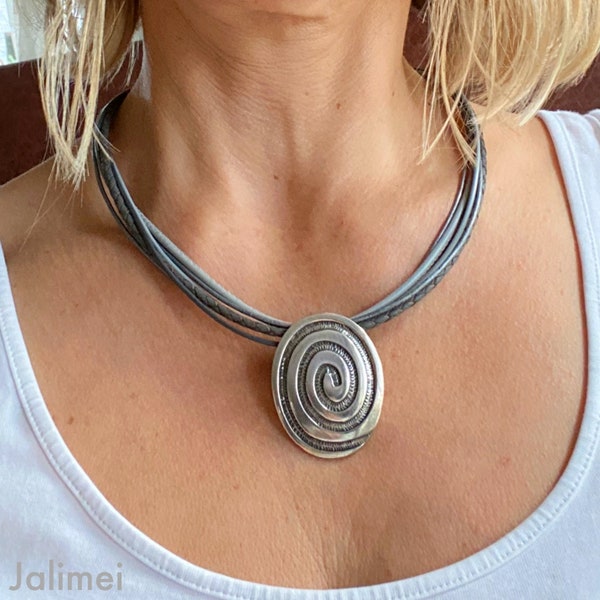 Collier Kette Leder Damen mit Anhänger Spirale grau