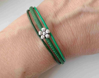 feines Armband Leder mit Blümchen grün