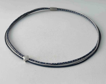 feine Kette Ledercollier Damen kleines Quadrat antikblau grau