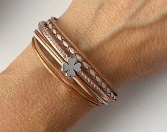 Leather bracelet with small cloverleaf, bronze and white