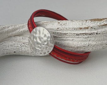 Armband Leder mit gehämmerter Scheibe rot