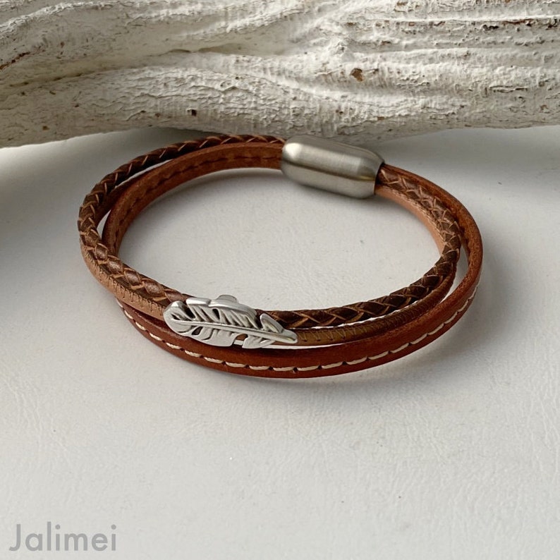 Läderarmband med liten brun fjäder bild 3