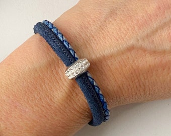 Leren armband met een blauwe strass rondel