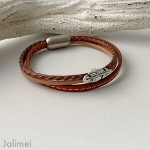 Läderarmband med liten brun fjäder bild 2