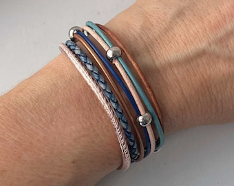 Nappa leather bracelet, antique blue cognac with pearls