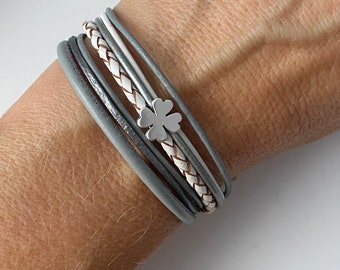 Leather bracelet with small clover leaf, gray and white