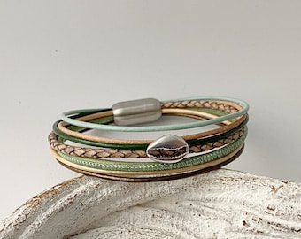 Pulsera de cuero de verano con pequeña concha, verde y beige.