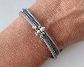 Pulsera fina de cuero con diseño de abeja, color gris