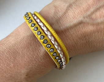 sommerliches Lederarmband mit Glitzer gelb weiß