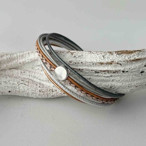 Fine leather bracelet with small round element brown gray