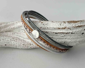 Bracelet en cuir fin avec petit élément rond marron gris