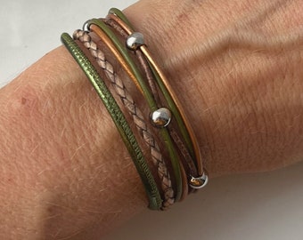 Women's leather bracelet in olive green beige with pearls