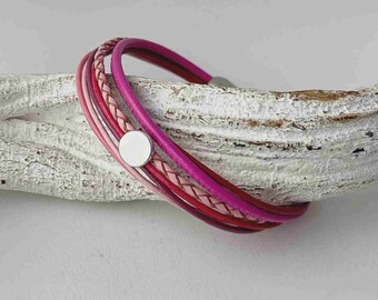 Leather bracelet with small pink circle