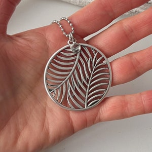 Long chain round pendant leaf fern