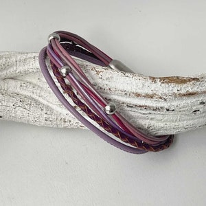 Leather bracelet, berry color with pearls