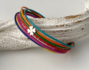 Leather bracelet with small colorful cloverleaf