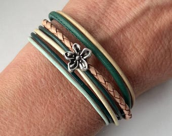 Leather bracelet with small flower, green and beige