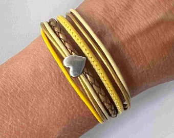 Armband Leder mit kleinem Herz gelb