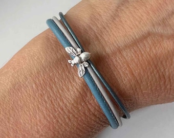Pulsera de piel fina con abeja, azul claro