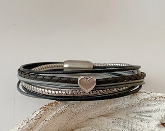 Bracelet en cuir avec petit coeur gris argent