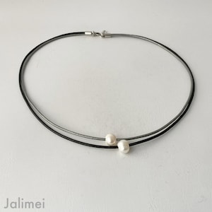 short necklace made of leather straps with 2 pearls black grey