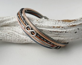 Armband Leder mit kleinem Infinityzeichen grau beige