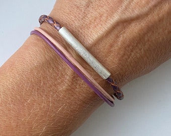 Pulsera fina de cuero con tubos, color morado