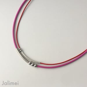 kurze Kette Ledercollier mit Röhrchen u. Kugeln rot pink
