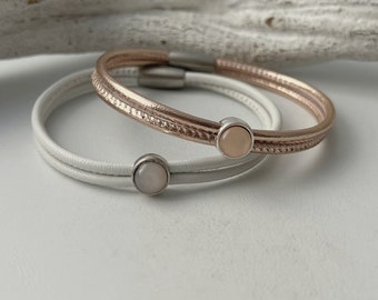 Fine nappa leather bracelet with cabochon stone in white and rose gold