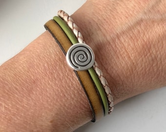 Leather bracelet with spiral beige olive