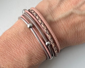 Bracelet en cuir rose taupe avec perles