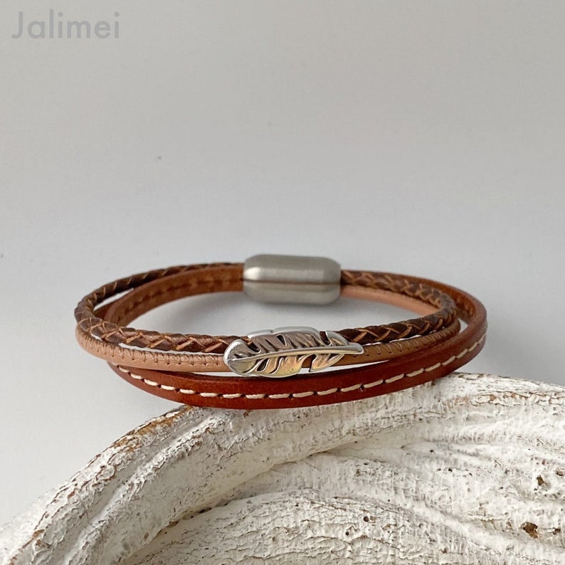 Läderarmband med liten brun fjäder bild 1