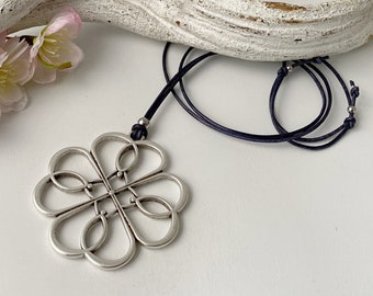 Lange Kette filigrane Blume navy