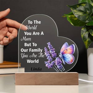 Personalisiertes Mama Geschenk, Acryl Herz Plakette mit Blumen- und Schmetterlings Design, Geburtstagsgeschenk für Mama, Benutzerdefiniertes Familien Zitat, Wohnkultur Geschenk