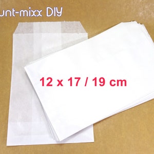 K&ouml;nnte beinhalten: Ein Stapel wei&szlig;er Papiert&uuml;ten mit den Ma&szlig;en 12 x 17 / 19 cm auf der Vorderseite.