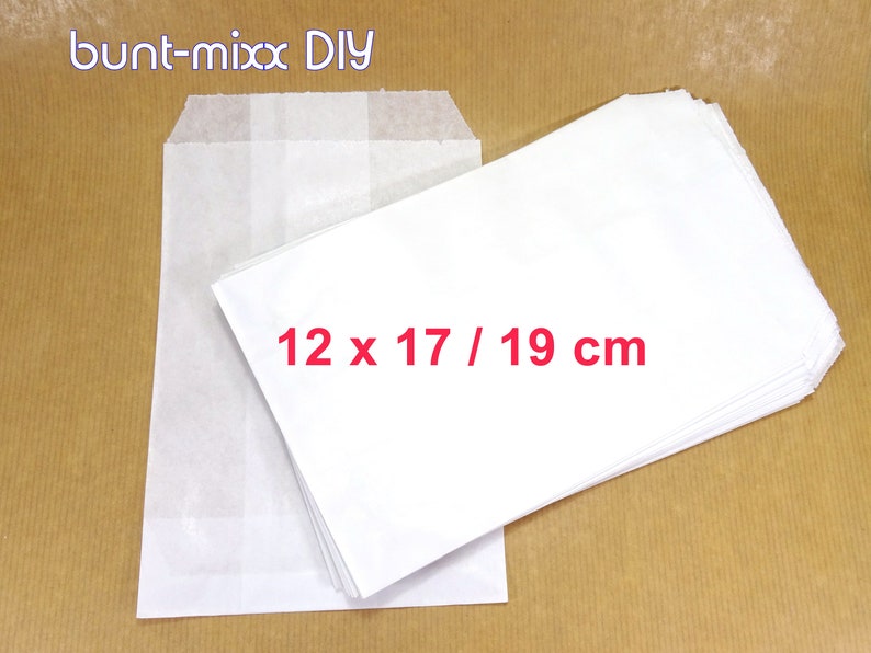 K&ouml;nnte beinhalten: Ein Stapel wei&szlig;er Papiert&uuml;ten mit den Ma&szlig;en 12 x 17 / 19 cm auf der Vorderseite.