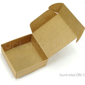 Faltschachtel aus Kraftkarton natur-beige-braun. Die Schachtel Größe M, hat einen Deckel. Wird flach geliefert, einfacher Aufbau durch Falzung. Als Geschenkbox, Gastgeschenk, Adventskalender Schachtel. DIY Material BuntMixxDIY