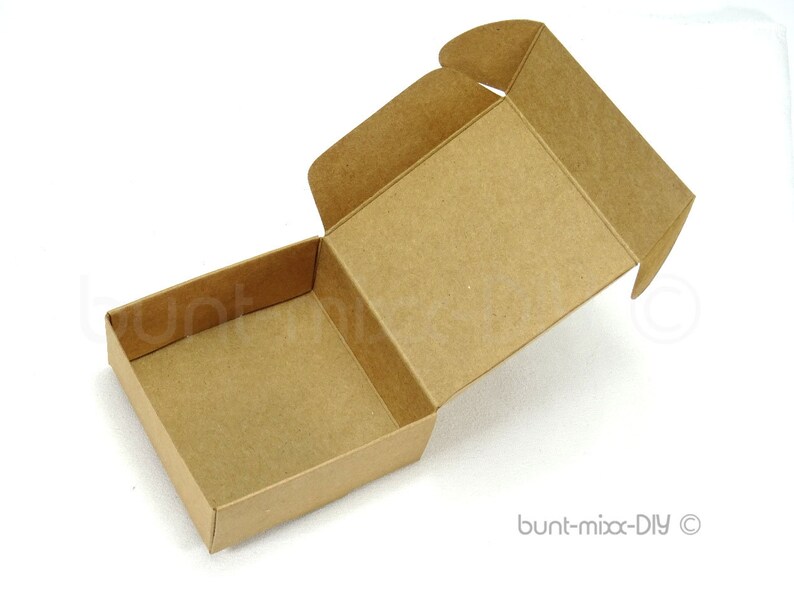 Faltschachtel aus Kraftkarton natur-beige-braun. Die Schachtel Größe M, hat einen Deckel. Wird flach geliefert, einfacher Aufbau durch Falzung. Als Geschenkbox, Gastgeschenk, Adventskalender Schachtel. DIY Material BuntMixxDIY