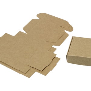 Faltschachtel aus Kraftkarton natur-beige-braun. Die Schachtel Größe M, hat einen Deckel. Wird flach geliefert, einfacher Aufbau durch Falzung. Als Geschenkbox, Gastgeschenk, Adventskalender Schachtel. DIY Material BuntMixxDIY
