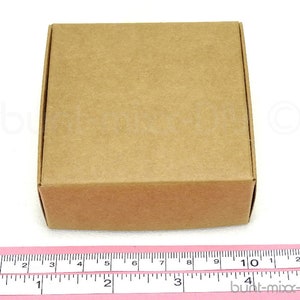 Faltschachtel aus Kraftkarton natur-beige-braun. Die Schachtel Größe M, hat einen Deckel. Wird flach geliefert, einfacher Aufbau durch Falzung. Als Geschenkbox, Gastgeschenk, Adventskalender Schachtel. DIY Material BuntMixxDIY