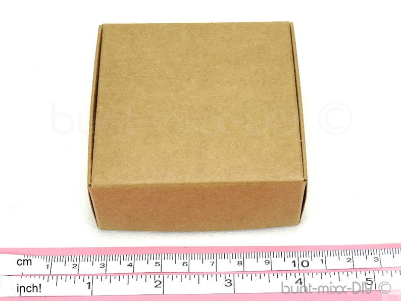 Faltschachtel aus Kraftkarton natur-beige-braun. Die Schachtel Größe M, hat einen Deckel. Wird flach geliefert, einfacher Aufbau durch Falzung. Als Geschenkbox, Gastgeschenk, Adventskalender Schachtel. DIY Material BuntMixxDIY