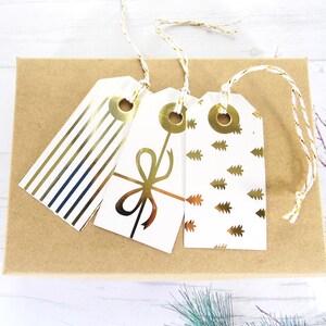 6 Geschenkanhänger festlich offwhite mit Motiv goldfarben, Tannenbaum Schleife Streifen, Geschenk verpacken, BuntMixxDIY