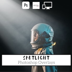 以下が含まれることがあります： 白い宇宙飛行士のヘルメットをかぶった人が、スポットライトを浴びている。その人の下に「SPOTLIGHT Photoshop Overlays」というテキストがある。