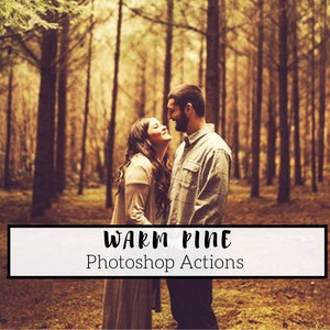 Puede incluir: Una pareja en un entorno boscoso, mirándose y sonriendo. La imagen tiene un filtro cálido y vintage aplicado. El texto "Warm Pine Photoshop Actions" se muestra en un rectángulo blanco con un borde negro.