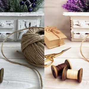 Puede incluir: Un bodeg&oacute;n con tem&aacute;tica artesanal. Una madeja de hilo, una peque&ntilde;a caja de regalo, tijeras doradas y carretes de hilo de madera est&aacute;n dispuestos sobre una superficie de madera blanca. Un peque&ntilde;o armario blanco con flores y bayas moradas est&aacute; en el fondo.