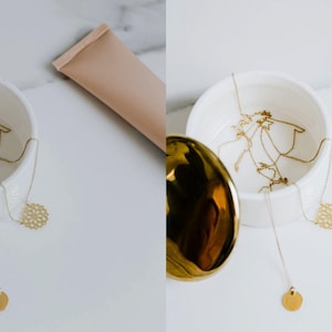 Puede incluir: Una composici&oacute;n de naturaleza muerta con un huevo decorativo dorado, un cuenco de cer&aacute;mica blanco con collares dorados y un tubo de crema. Los collares tienen dise&ntilde;os delicados, incluyendo un colgante y un patr&oacute;n floral. El fondo es una superficie blanca.