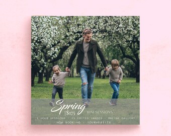 Peut inclure: Une famille se promène dans un parc avec des arbres en fleurs. L'image présente le mot "Spring" en écriture cursive, ainsi que des détails sur les mini-sessions, dont "1 heure de séance" et "15 images retouchées". L'arrière-plan est rose pâle.