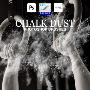 Op de afbeelding: Zwart-witfoto van handen bedekt met wit krijtstof, die aan gymnastiekringen hangen. De tekst "Chalk Dust Photoshop Brushes" wordt boven de ringen weergegeven.