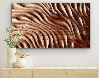 Può includere: Una grande opera d'arte murale rettangolare in legno con un design scolpito e fluido in tonalità marroni e beige. L'opera d'arte è esposta sopra un mobile in legno con vasi di fiori.