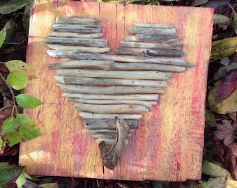 Holzschild mit einem Herz aus Treibholz